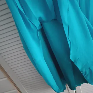 Vestido largo azul con encaje y rebeca blanca