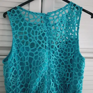 Vestido largo azul con encaje y rebeca blanca