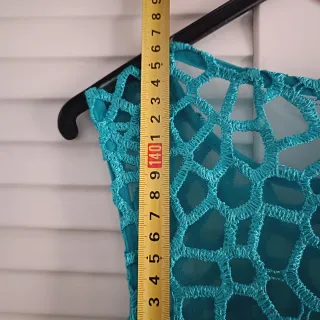 Vestido largo azul con encaje y rebeca blanca