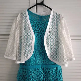 Vestido largo azul con encaje y rebeca blanca