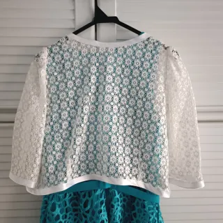 Vestido largo azul con encaje y rebeca blanca