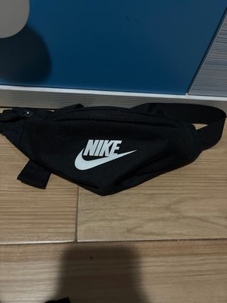 Riñonera Nike Negra Básica