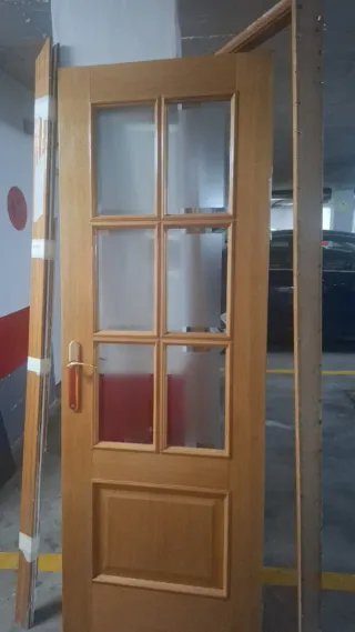 Puerta madera roble con cristalera y premarc