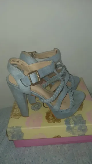 Sandalias de cuña azul claro