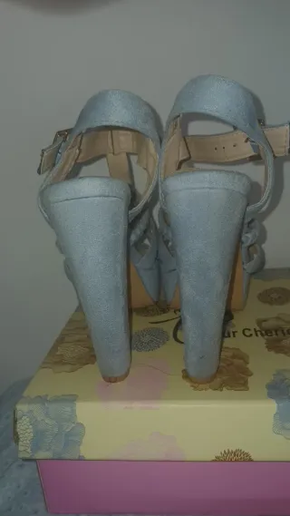Sandalias de cuña azul claro
