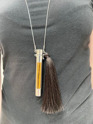 Collar Zara tubo madera y borla negra