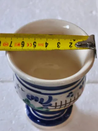 Miniatura cerámica sevillana pintada hecha a mano.