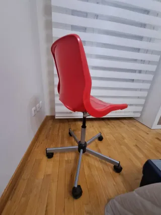 Silla de escritorio roja y plateada