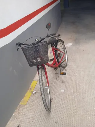 Bicicleta roja con cesta