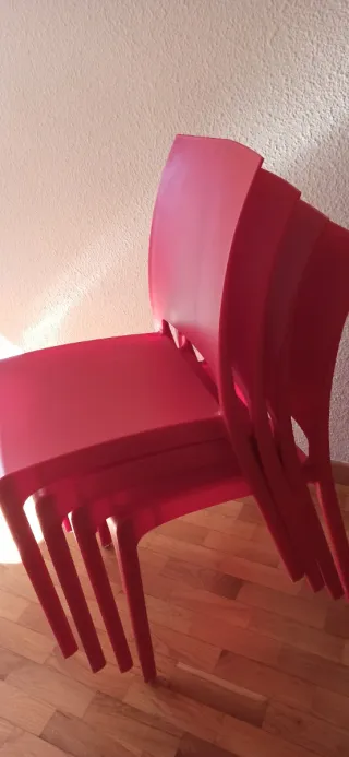 Sillas italianas de polipropileno rojas