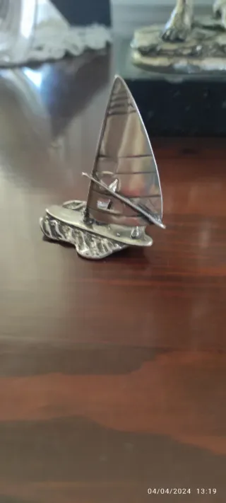 Miniatura plata de ley surfista