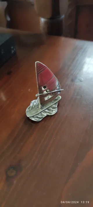 Miniatura plata de ley surfista