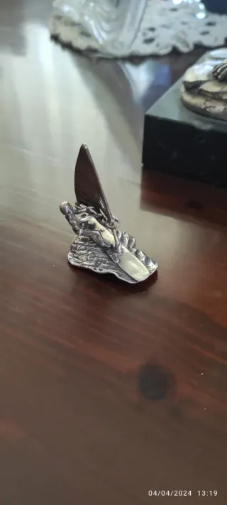 Miniatura plata de ley surfista