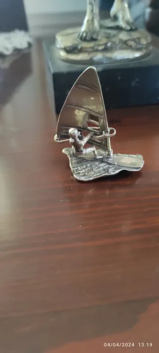 Miniatura plata de ley surfista