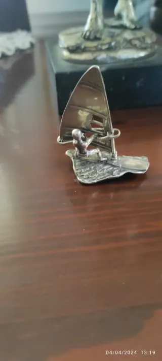 Miniatura plata de ley surfista