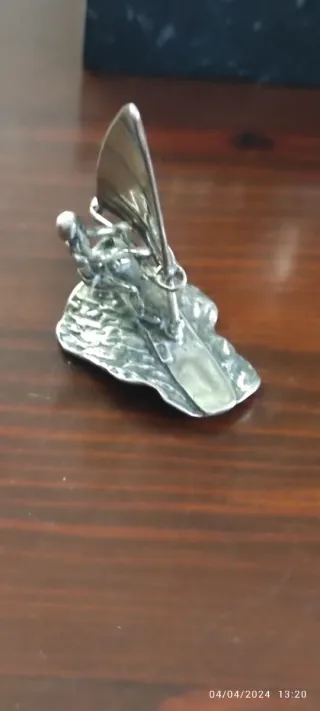 Miniatura plata de ley surfista