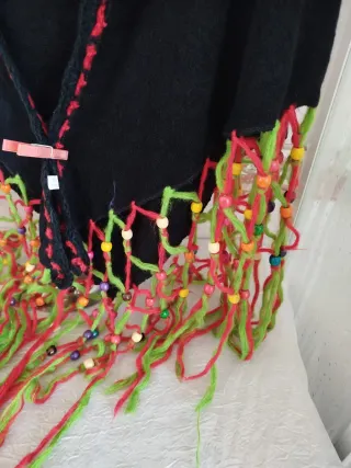 Mantelina negra con flecos y abalorios