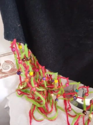 Mantelina negra con flecos y abalorios