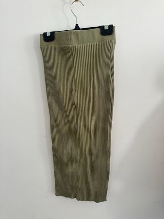 Falda midi verde acanalada