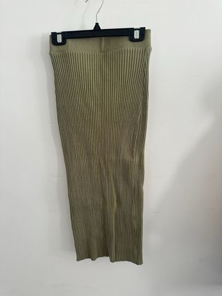 Falda midi verde acanalada