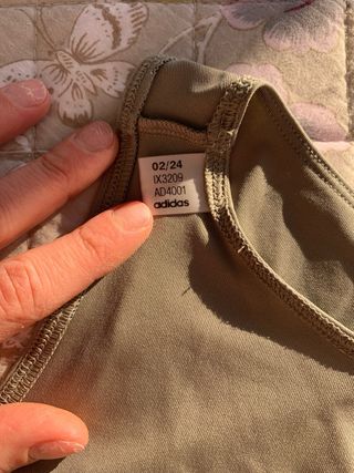 Top deportivo Adidas verde con rayas