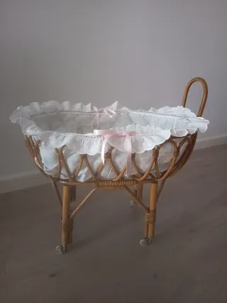 Cuna con ropa para muñecas