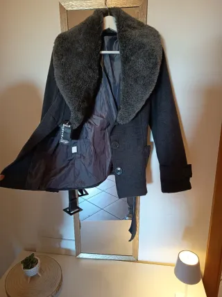 Cappotto grigio con collo in pelliccia