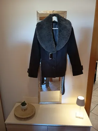 Cappotto grigio con collo in pelliccia