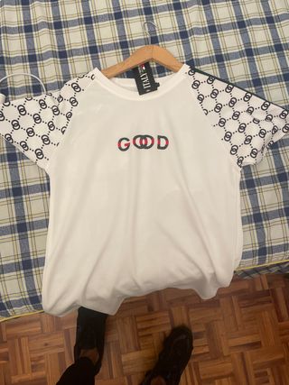 Camiseta blanca con estampado GOD