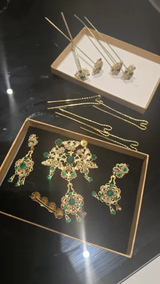 Aderezo fallero oro y esmeraldas.