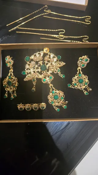 Aderezo fallero oro y esmeraldas.