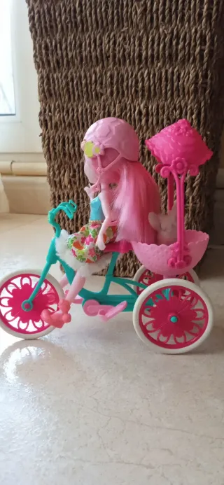Muñeca Enchantimals con mascota y triciclo