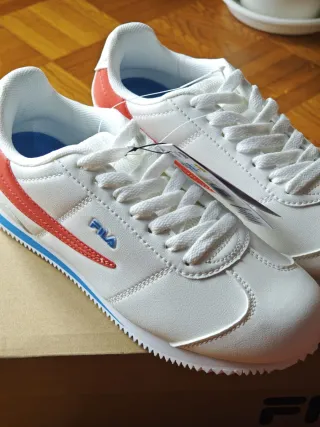 Zapatillas Fila Blancas y Rojas