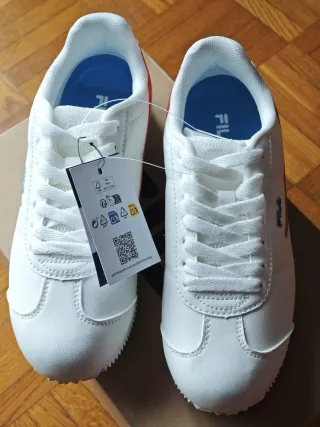 Zapatillas Fila Blancas y Rojas