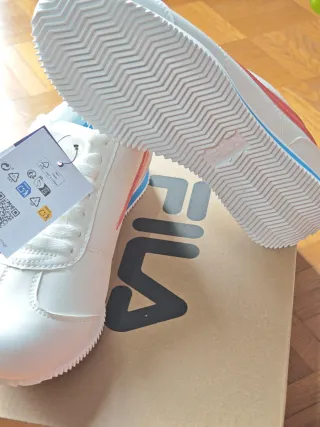 Zapatillas Fila Blancas y Rojas