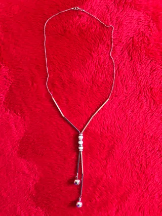 Collar plateado con colgante