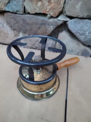 Antiguo hornillo latón con asa madera