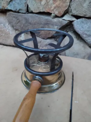 Antiguo hornillo latón con asa madera