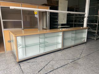 Mostrador madera y cristal 425x140