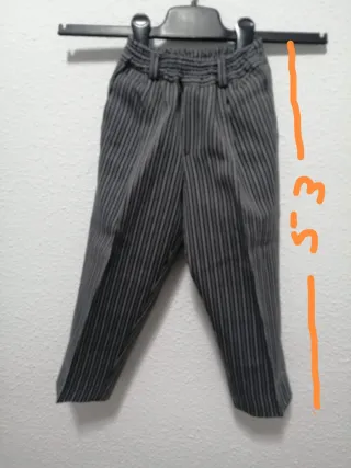Pantalón rayado fallero gris. Mide 49 cm cintura