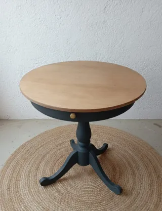 Mesa redonda de madera con cajón