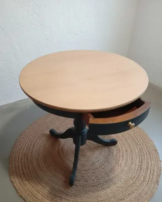 Mesa redonda de madera con cajón