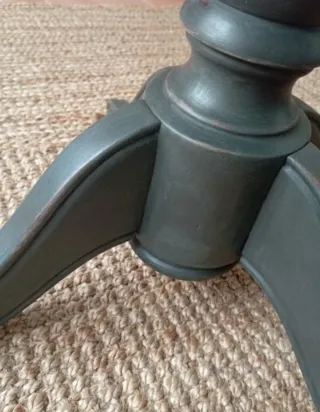 Mesa redonda de madera con cajón