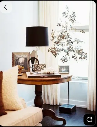 Mesa redonda de madera con cajón