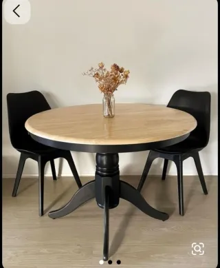 Mesa redonda de madera con cajón