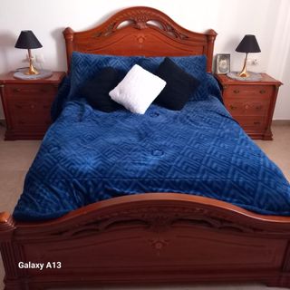 Armario de madera marrón