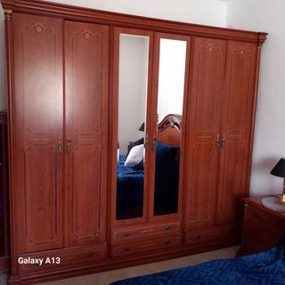 Armario de madera marrón