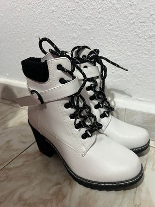 Botas blancas con cordones y tacón