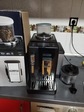 Cafetera DeLonghi Rivelia Automática