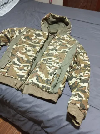 Cazadora juvenil verde y multicolor, camuflaje